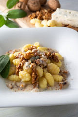 Gnocchi di patate con gorgonzola e noci