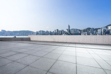 Obraz premium pusty plac z panoramą miasta