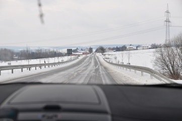 unfallgefahr bei glatteis im auto bei frischem schnee im winter bei kaltem wetter
