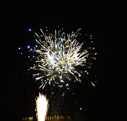 Fototapeta premium Feuerwerk an Silvester Neujahr mit Pyrotechnik