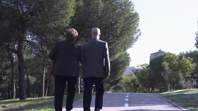 Pareja paseando