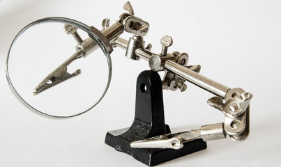 Lupa con pinzas para electrónica