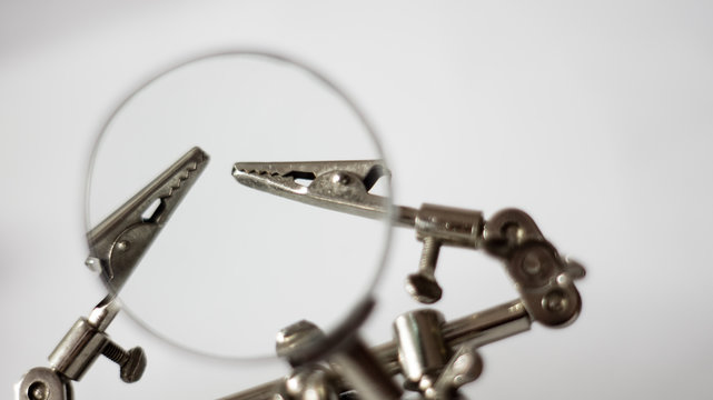 Lupa con pinzas para electr&oacute;nica