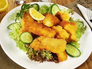 Backfisch Nuggets auf Salat