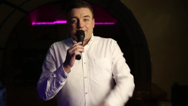 Man speaks into the microphone at the bar, mc