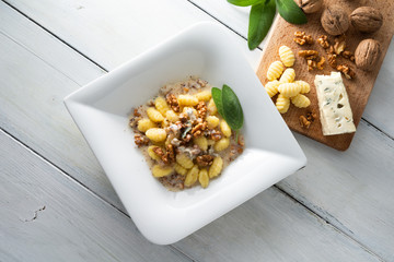Gnocchi di patate con gorgonzola e noci