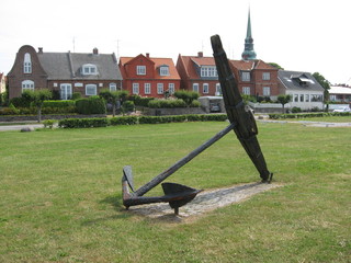 Anker vor Häuserfront