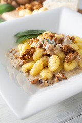Gnocchi di patate con gorgonzola e noci