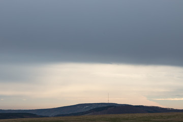 Blick über die Landschaft zum Sendemast