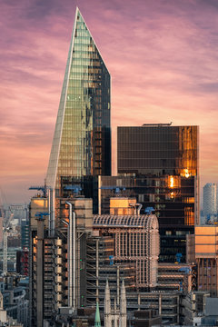 Fototapeta Uderzająca architektura City of London o zachodzie słońca
