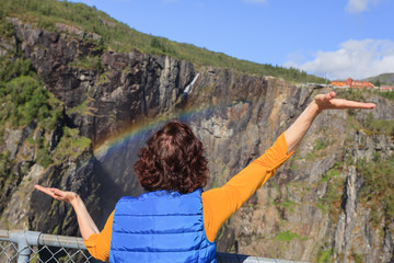 Naklejka premium Tourist woman by Voringsfossen waterfall, Norway