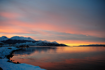 Naklejka premium USHUAIA, provincia de TIERRA DE FUEGO (ARGENTINA)..Bahía de Ushuaia y como línea del horizonte los Andes Fueguinos o Cordillera de Darwin..