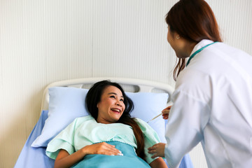 Obraz premium Beautiful Smiling medical doctor woman with stethoscope patient discussing,Healthcare concept.