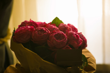 Obraz premium close up beautiful red roses bouquet with glowing light background for valentine day and love theme.