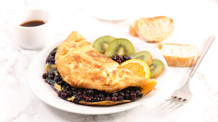 blueberry omelet and fruits