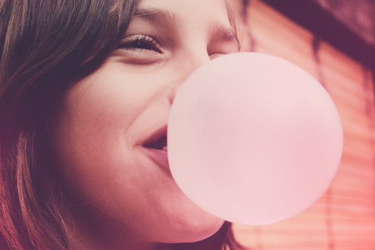 Chica con globo de chicle