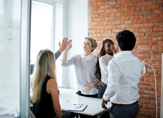 Obraz premium We've done it!cheerful business people giving high-five. celebration of success