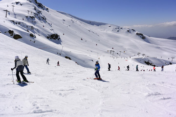Fototapeta na wymiar Skiers riding from the tops of the Sierra Nevada
