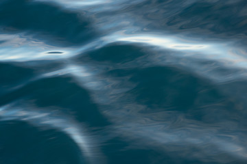 kleine, abstrakte Wellen in dunkelblauem Wasser