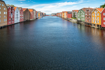 bunte H&auml;userfassaden an Kanal in Trondheim, Norwegen