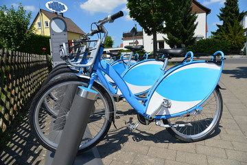 Städtische Elektro-Mietfahrräder an einer Ladestation, die mit einer Solaranlage betrieben wird, Heppenheim, Hessen, Deutschland