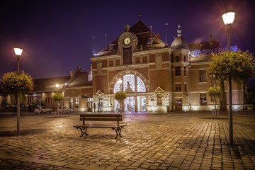 budynek dworca kolejowego w Opolu (Polska) nocą - obrazy, fototapety, plakaty