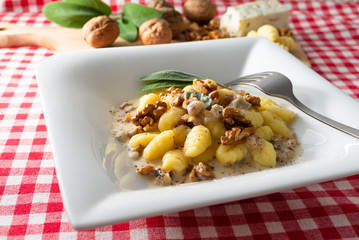 Gnocchi di patate con gorgonzola e noci