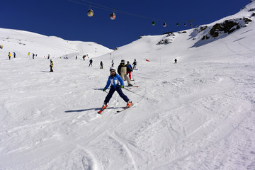 Ascenso de montaña y esquiadores que patinan desde una montaña nevada.