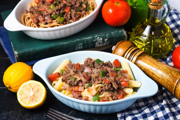 Beef spaghetti,There are plenty of tomatoes and chopped beef on it.