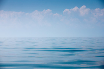 Obraz premium Beautiful sky and blue smooth ocean.