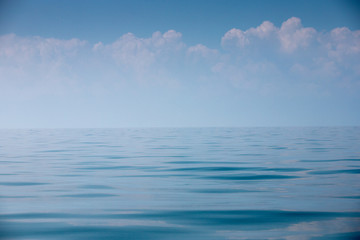 Obraz premium Beautiful sky and blue smooth ocean.