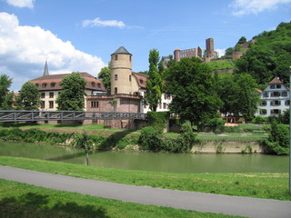 Fototapeta premium Tauber in Wertheim mit Rathausbrücke, Rathaus und Weißem Turm