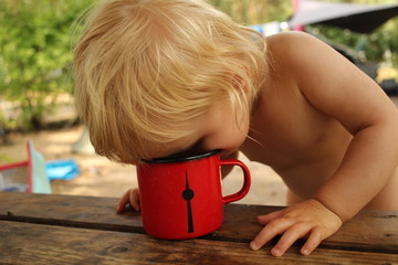 Kind mit Berlin-Tasse © Sophie