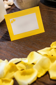 cartellino in carta giallo e bianco con cuori sopra un tavolo