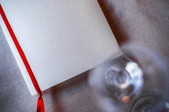 Segna posto semplice con nastro rosso