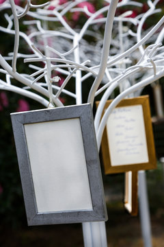 Segna posto creativi appesi ad un albero