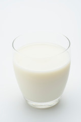 Obraz na płótnie Canvas Vaso de leche sobre fondo blanco