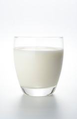 Vaso de leche sobre fondo blanco