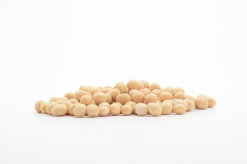 Soja amarilla cruda sobre fondo blanco