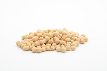Soja amarilla cruda sobre fondo blanco