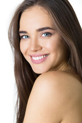 Naklejka premium Wspaniała dziewczyna, studio strzał na białym tle. Portret pięknej młodej kobiety. Szczęśliwa kobieta z pięknym uśmiechem i długimi włosami.