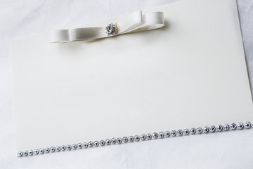 Dettaglio di elegante copertina con fiocco bianco e diadema al centro