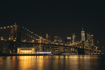 Fototapeta na wymiar Brooklyn bridge and lower manhattan at night
