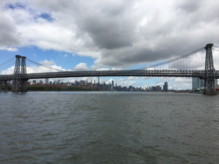 Fototapeta premium view of Williamsburg Bridge in New York City. 