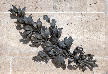 Gerbe de branches de chêne et laurier sur le monument aux morts de Sully-sur Loire (France)