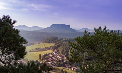 Fototapeta na wymiar Elbsandsteingebirge in Sachsen mit Ausblick aus Dorf