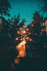 Fototapeta premium Albero di natale realizzato con simbolo di luci led in una strada innevata.