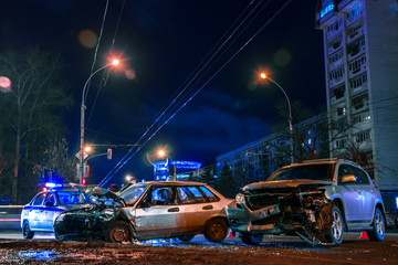 Obraz premium Accident cars on city road at night