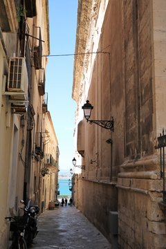 Fototapeta Narrow alley in the old Town Ortigia Syracuse, Sicily Italy 