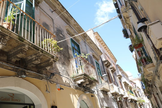 Fototapeta Narrow alley in the old Town Ortigia Syracuse, Sicily Italy 